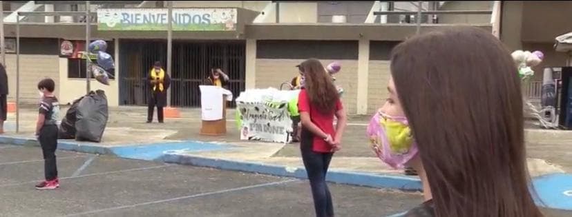 La directora Hilda Soto indicó que esta graduación se iba a llevar a cabo como un tipo de servicarro pero se cambió a que los graduandos estuvieran acomodados manteniendo distancia entre cada uno.