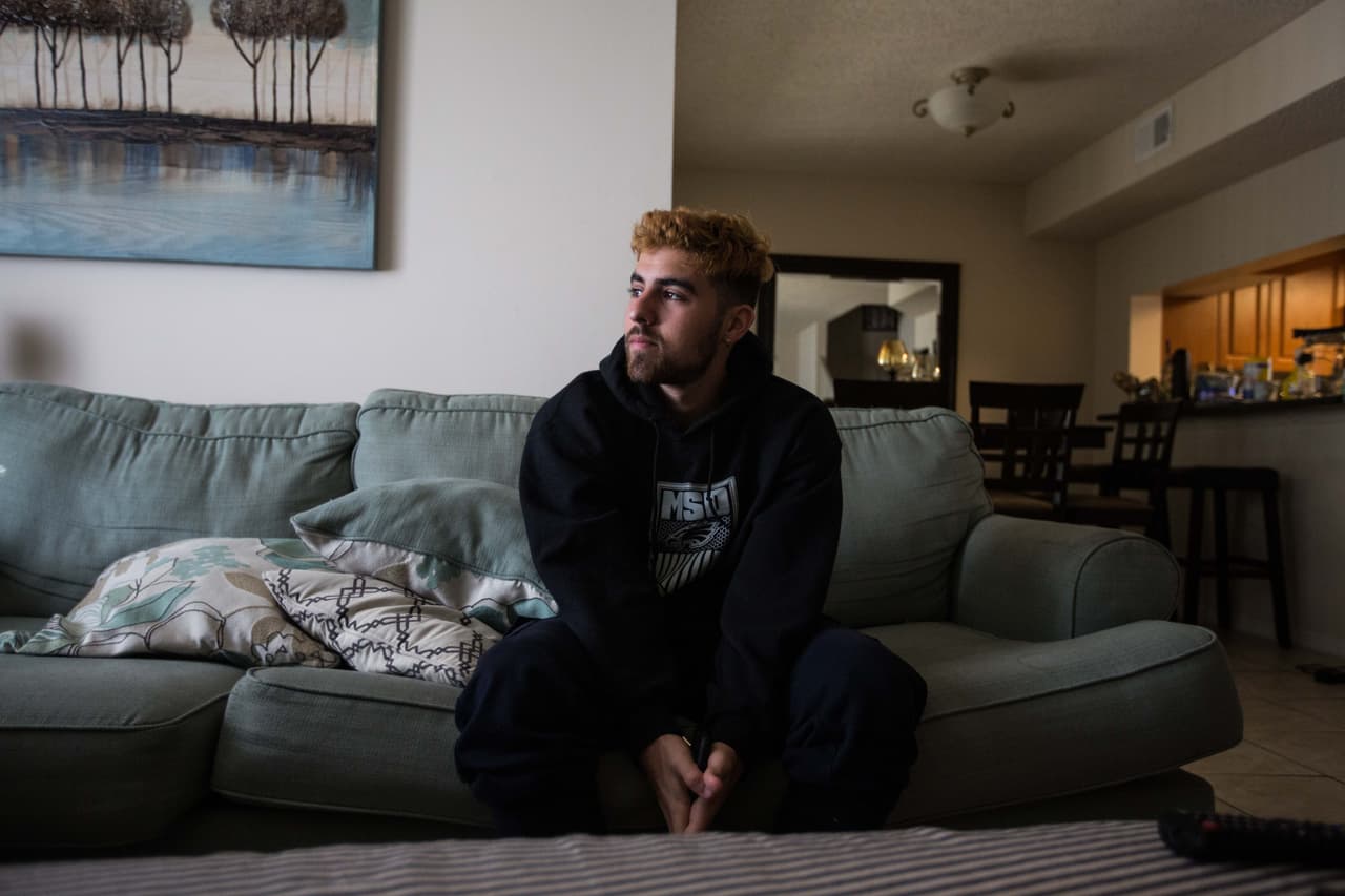 Gabriel Carvalho, quien se mudó a Estados Unidos con su familia por la inseguridad creciente en Brasil, en su casa de Parkland dos días después de la tragedia.