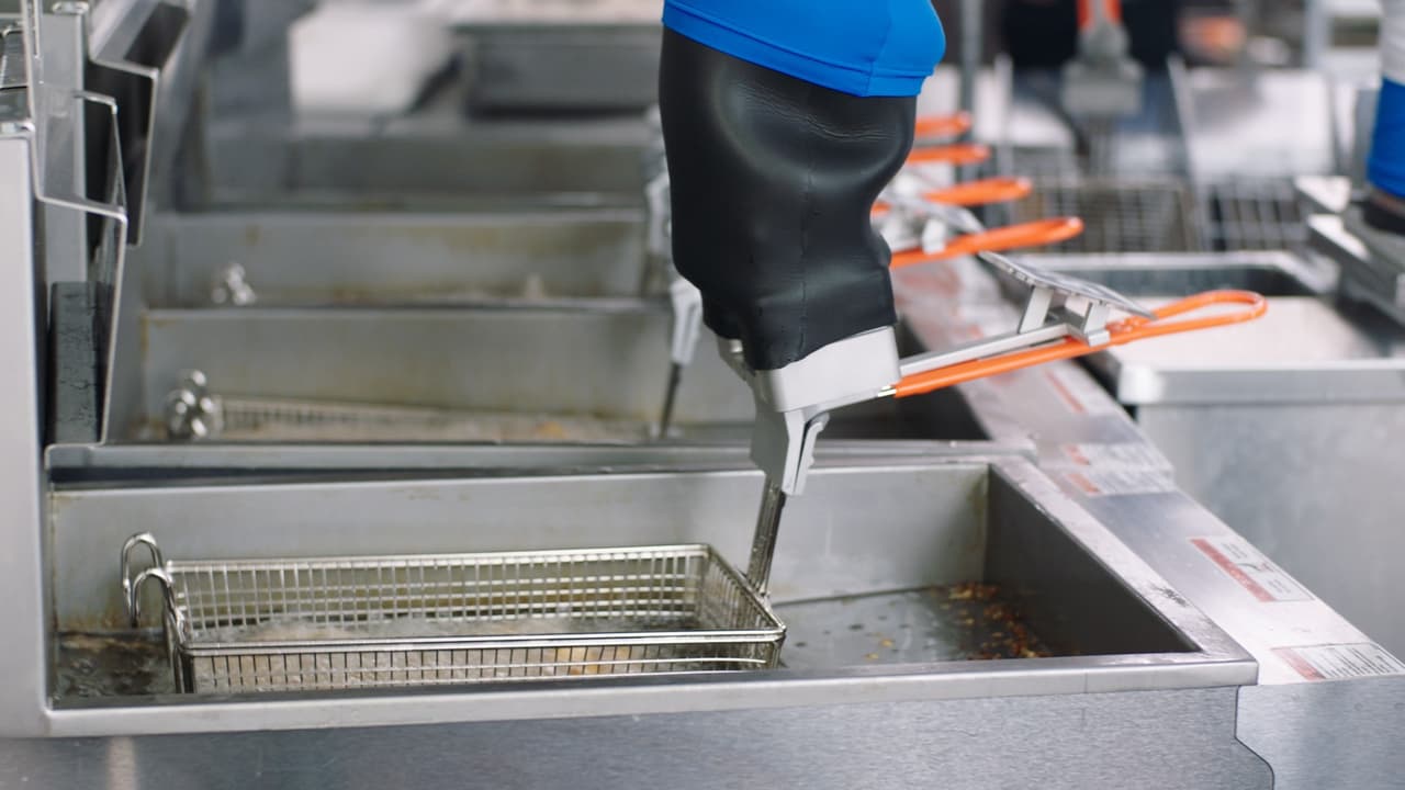 La ayuda de 'Flippy' permitió al equipo del 
<i>stand </i>en el Dodgers Stadium a dedicar más tiempo a la preparación y servicio de los alimentos, así como a mejorar la experiencia de los clientes, según Miso Robotics.