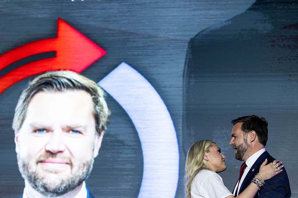 Erika Kirk, por su parte, declaró en entrevista con Megyn Kelly que a quienes les molestó ese abrazo, les hace falta uno. Agregó que mientras le tocaba el pelo, le dijo "Dios te bendiga" al vicepresidente de Estados Unidos.