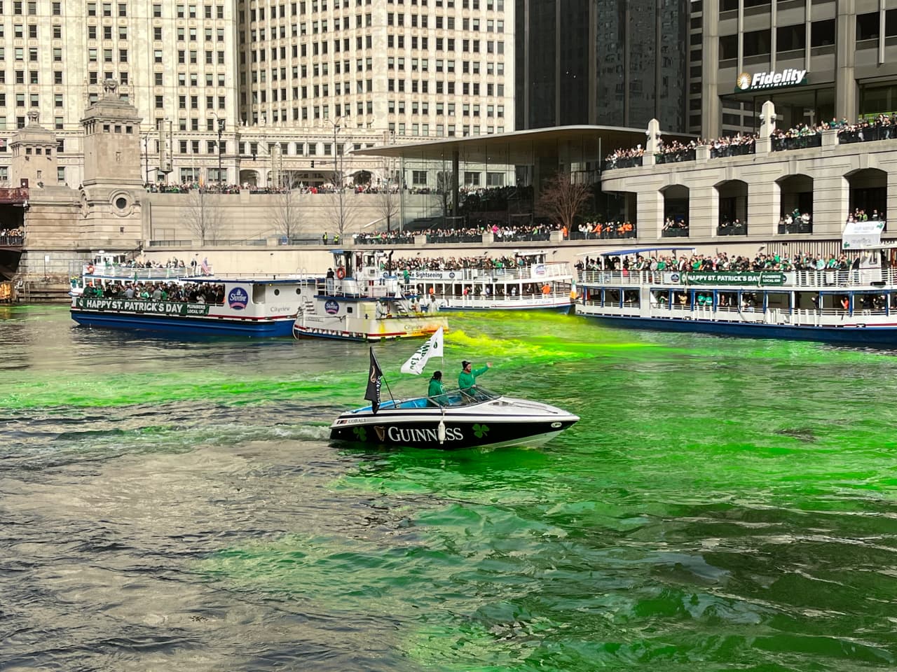 El Chicago River se tiñe de verde con un tinte que no daña la flora ni la fauna del encauce y que generalmente se usa para detectar fugas en drenajes.