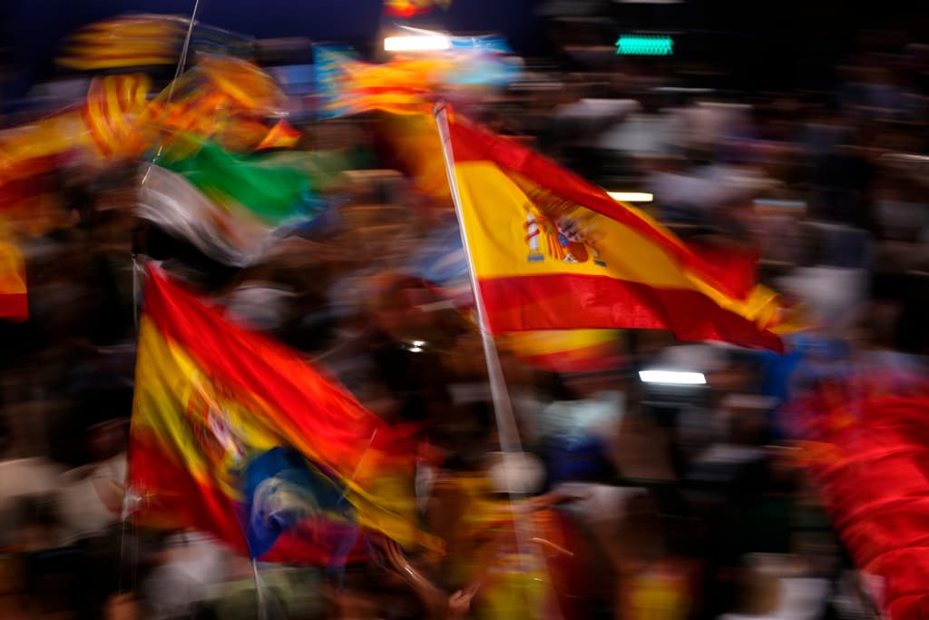 La derecha logra una ajustada victoria y no se sabe todavía quién va a gobernar España