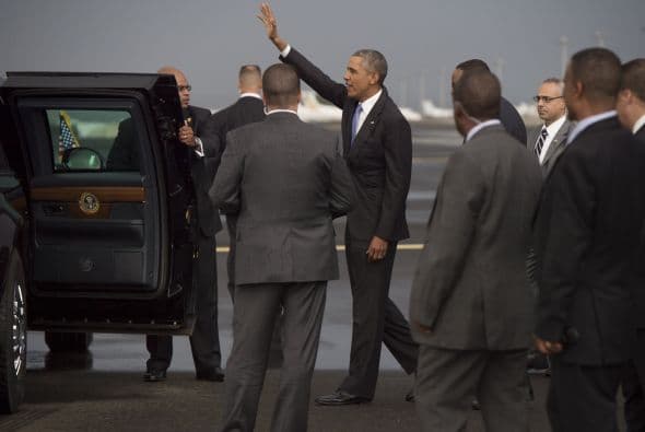 El mandatario saluda de lejos a quienes fueron a la recepción.