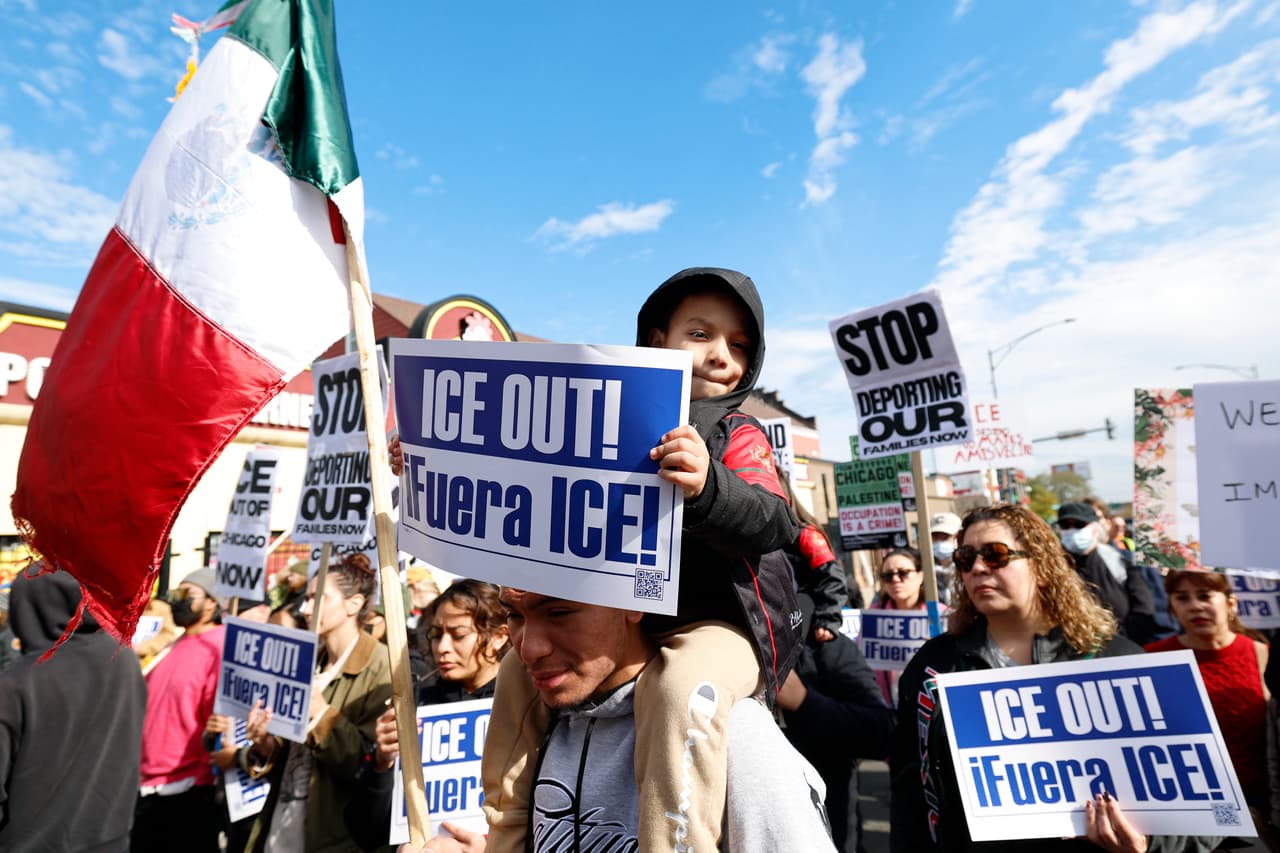 Simultáneamente, en 
<b>Little Village</b> , un barrio predominantemente mexicoamericano también conocido como 
<a href="https://www.univision.com/local/chicago-wgbo/la-villita-chicago-redadas-operativos-arrestos-ice-migra-patrulla-fronteriza" target="_blank">La Villita,</a> residentes marcharon con carteles bajo el lema 
<b>“Fuera ICE y DHS de La Villita”</b>, exigiendo la salida de agencias federales de inmigración de su comunidad.
<br>
<br>Las movilizaciones ocurren 
<b><a href="https://www.univision.com/local/chicago-wgbo/la-villita-chicago-redadas-operativos-arrestos-ice-migra-patrulla-fronteriza" target="_blank">días después de un operativo en el vecindario</a></b> que terminó con varios arrestos de inmigrantes, incrementando la tensión entre residentes y autoridades.