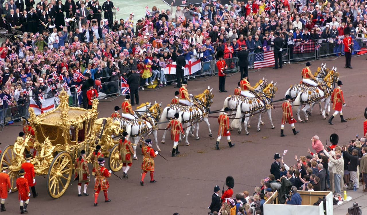 La Gold State Coach es una 
<b>carroza cerrada de ocho caballos</b> cuya construcción fue ordenada en 1760 para la coronación del rey Jorge III en 1761. Sin embargo la complejidad de su construcción retrasó el proyecto por 2 años por lo que el nuevo rey no pudo utilizarla hasta 1762. La Gold State Coach sin embargo ha sido 
<b>utilizada sin excepción en la coronación de cada monarca desde el rey Jorge IV</b>.