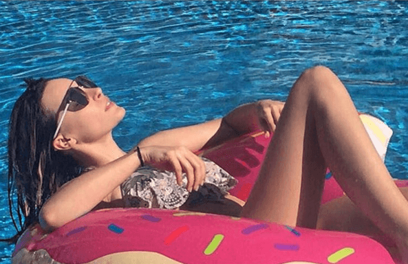 La cantante mexicana subió unas candentes imágenes en las que luce sus survas en un diminuto bikini.