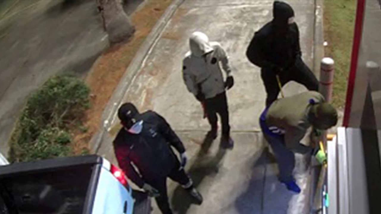 El hecho ocurrió el lunes 29 de julio de 2019, aproximadamente a las 4:45 a.m., en la cuadra 700 de la calle Normandy en Houston, Texas. Los sospechosos utilizaron una camioneta robada Ford blanca 2007 con la cual halaron el cajero usando un gancho y una cadena.