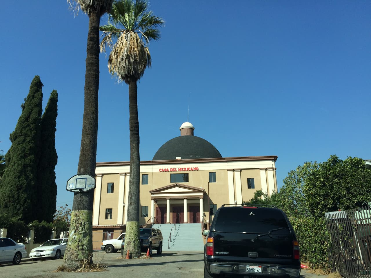 Becerra compartió la historia de una actriz cuyo encuentro con un espectador fue inolvidable. La mujer relató que durante una presentación un hombre situado en la zona posterior del teatro le hacía gestos extraños. Para su horror, la actriz notó que el hombre “aparecía y desaparecía” entre las paredes del salón, dijo el escritor.