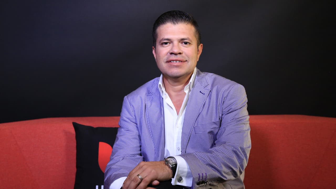 Jorge Medina está de vuelta y rejuvenecido con su nuevo tema ‘Lo más seguro’
