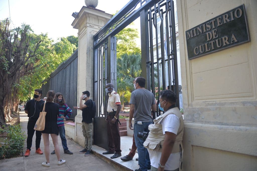 Un grupo de jóvenes intelectuales y artistas permanecen a las puertas del Ministerio de Cultura durante una protesta en La Habana, el 27 de noviembre de 2020.