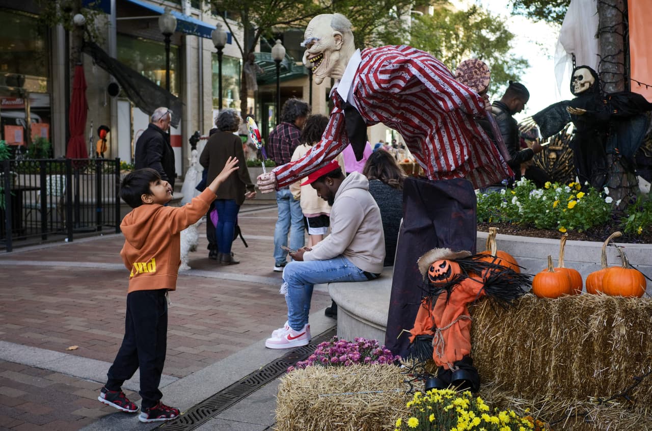 <b>Inspección de dulces: </b>Antes de que los niños consuman cualquier dulce recolectado durante la noche, los adultos deben revisar minuciosamente los envoltorios y descartar cualquier dulce abierto o sospechoso.