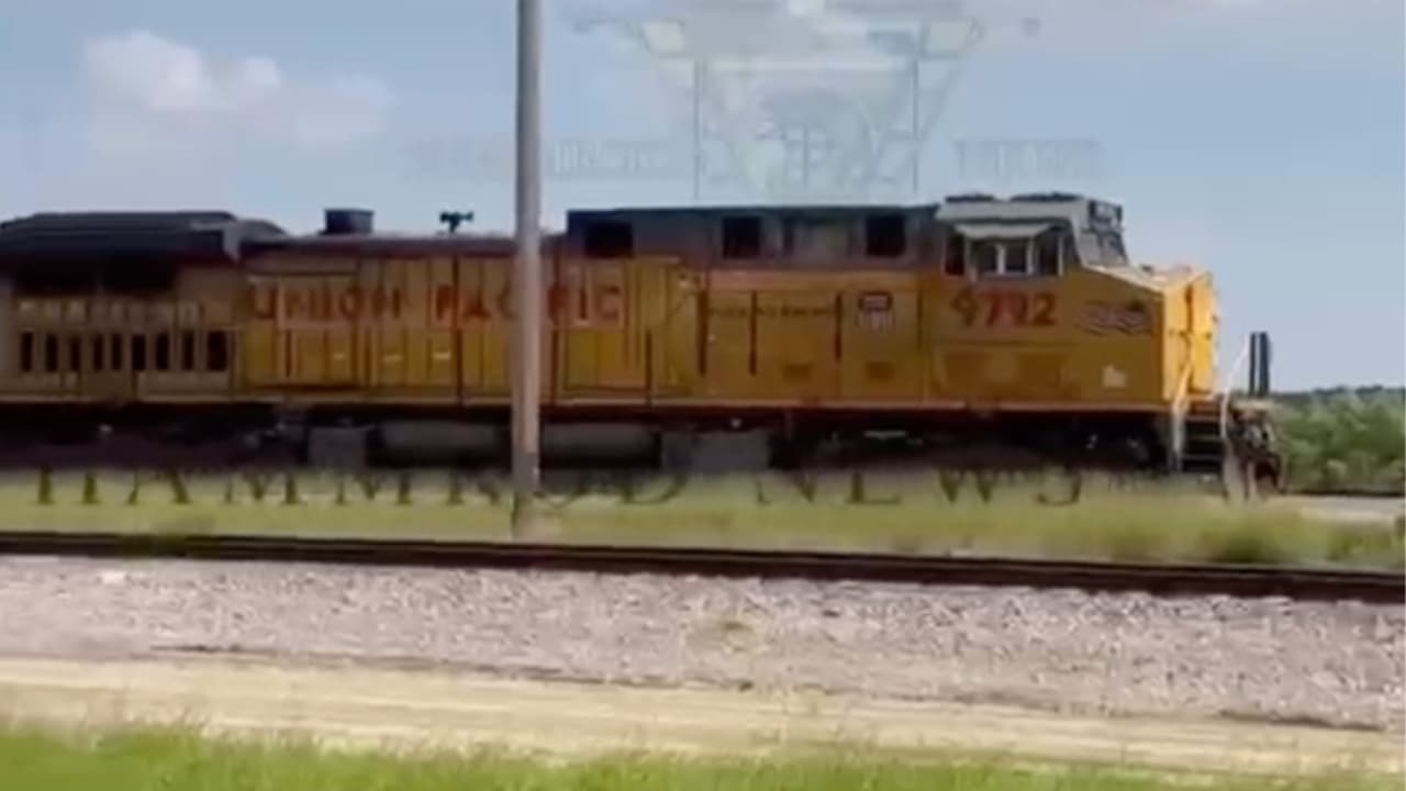 La tragedia ocurrió dentro de un contenedor de carga ubicado en un patio ferroviario de 
<b><a href="https://www.univision.com/local/san-antonio-kwex/confirman-nacionalidad-inmigrantes-muertos-vagon-tren-union-pacific-laredo-texas">Union Pacific en Laredo</a></b>
<a href="https://www.univision.com/local/san-antonio-kwex/confirman-nacionalidad-inmigrantes-muertos-vagon-tren-union-pacific-laredo-texas">, cerca de la frontera con México</a>. Trabajadores ferroviarios encontraron los cuerpos durante una inspección. Las autoridades creen que las víctimas habrían muerto por un presunto 
<b>golpe de calor</b>, debido a las altas temperaturas registradas en el sur de Texas.