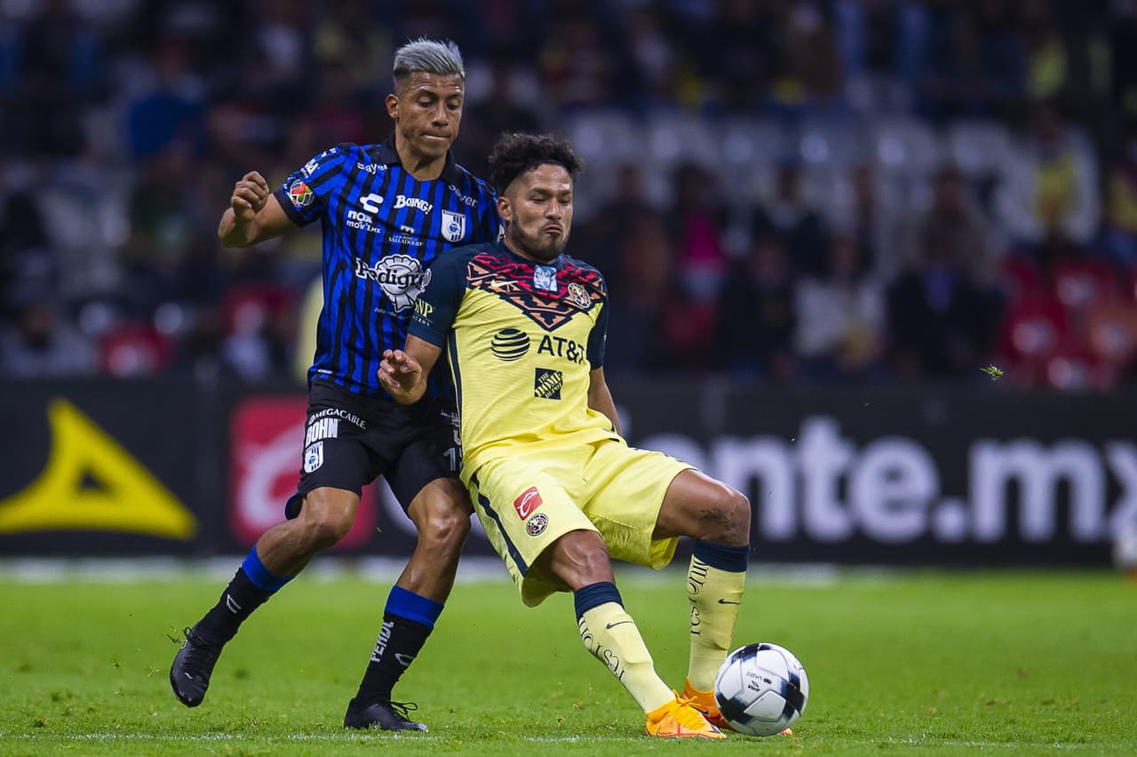 Con gol de último minuto, Gallos Blancos le arrebató el triunfo al América que sigue sin ganar en el Estadio Azteca y volvió a irse entre abucheos y muchas dudas del futuro de Santiago Solari.