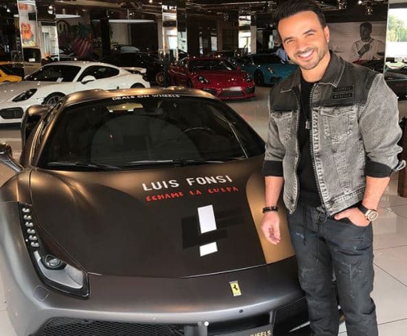 La 
<b>gira de conciertos 'Love and Dance World Tour' </b> -que Luis Fonsi tuvo en de diciembre- algunas fechas en Dubai y ahí el puertorriqueño se divirtió manejando este Ferrari de más de 500 caballos de fuerza.