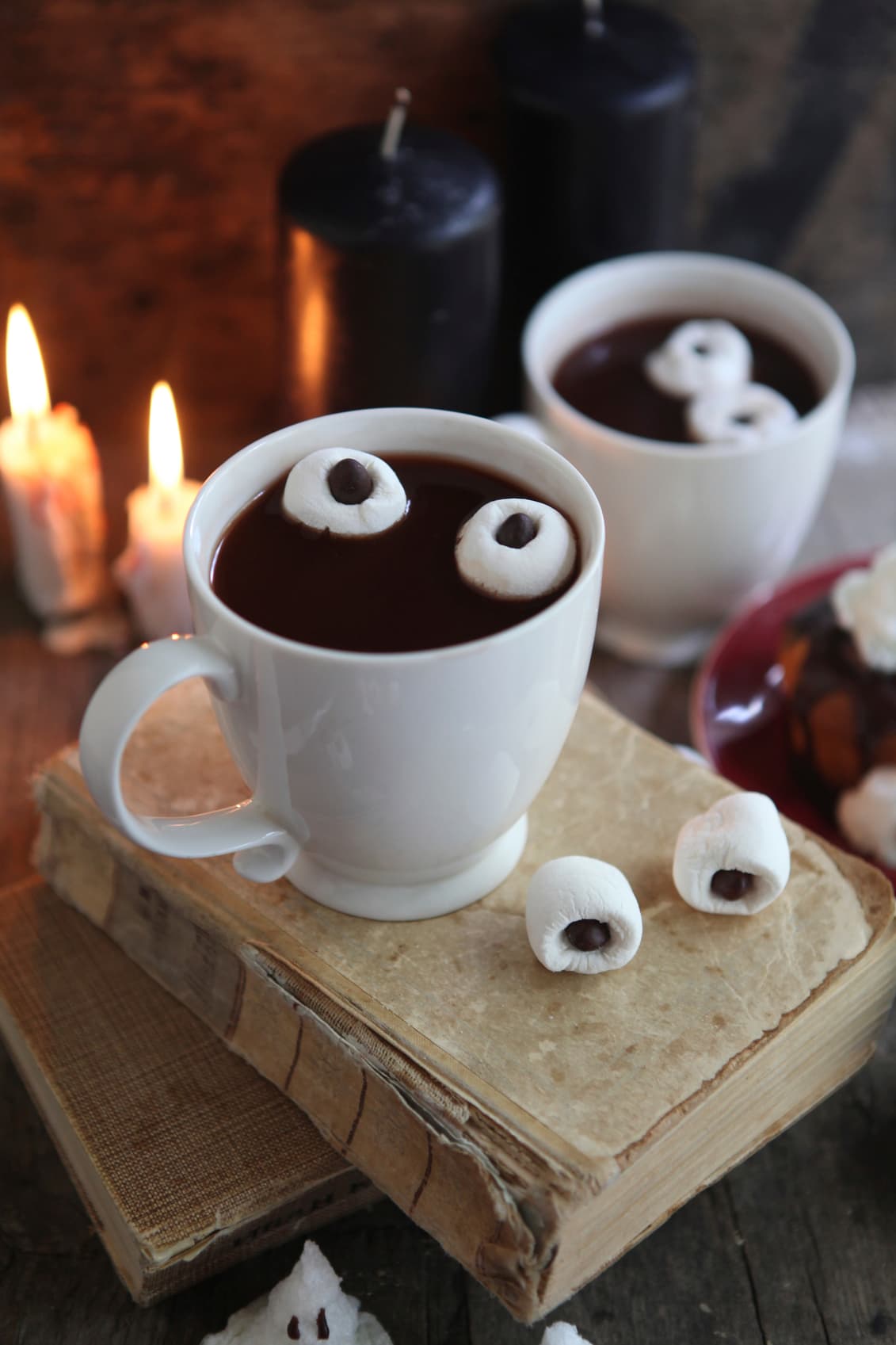 <b>Chocolate con ojos</b>
<br>A estas alturas ya sabrás que el secreto de transformar tu comida en un plato dedicado al Halloween radica en los ojos. Este chocolate caliente es una fácil muestra: rellena un par de malvaviscos con pasitas de chocoalte o con lunetas y tendrás una taza
<i>ad hoc </i>a las festividades.