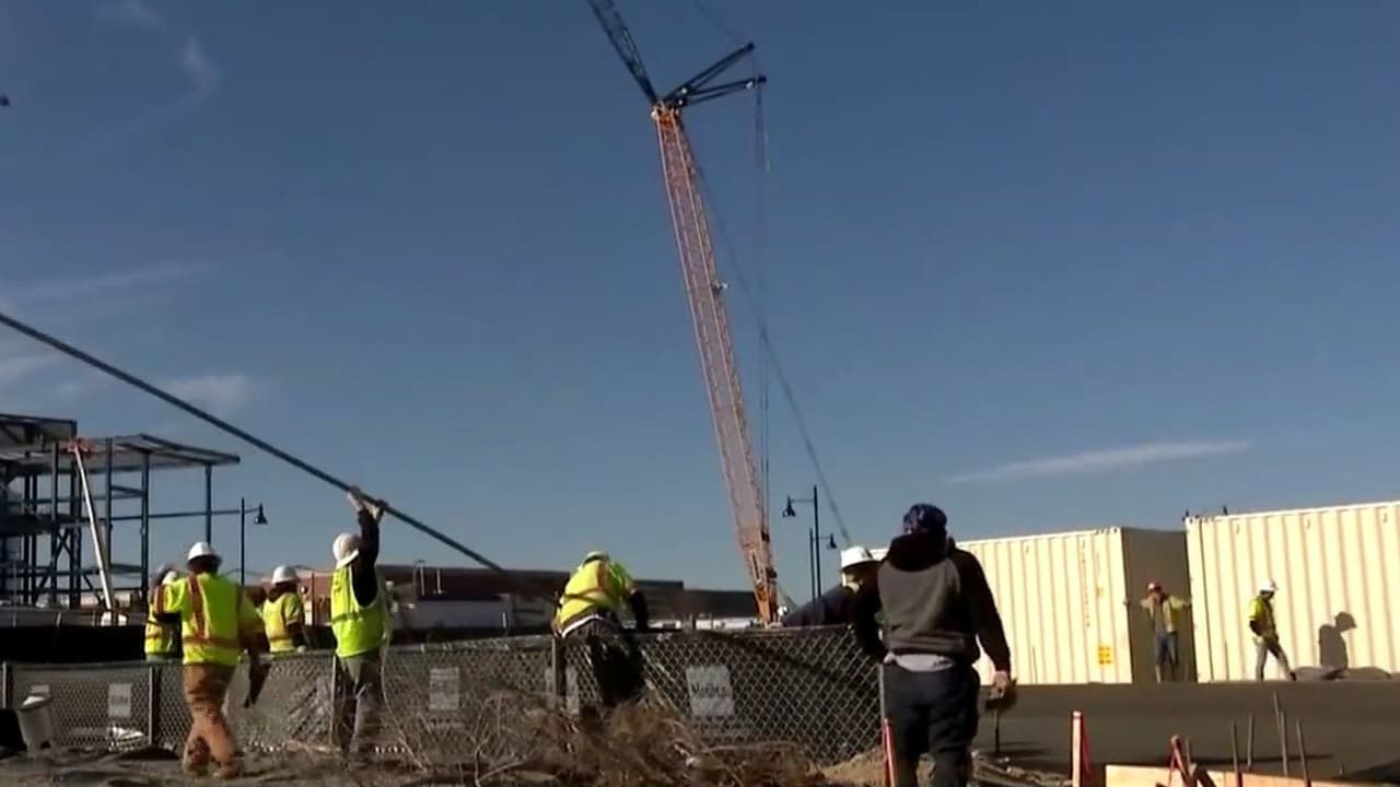 "Al no haber trabajadores, nos obligan a pelear por los poquitos que quedan": Redadas de ICE afectan industria de la construcción