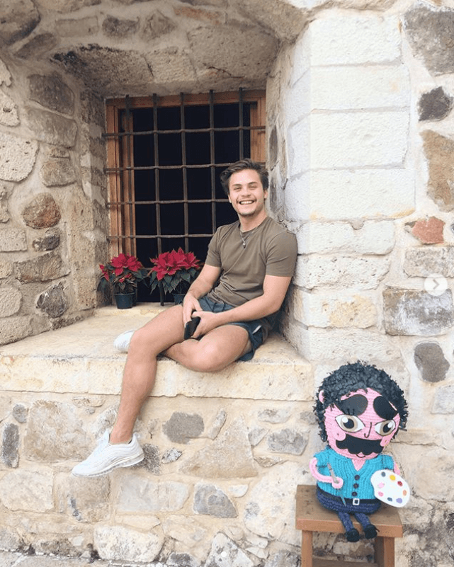 Además de pasar tiempo con sus amigos, disfruta recorriendo diferentes destinos mexicanos, en los que aprovecha para tomarse fotografias del recuerdo.