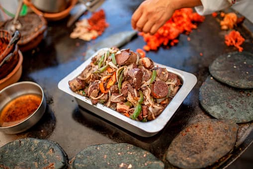 La comida se servirá entre las 4pm a 8pm el viernes y el sábado luego de las 10am.