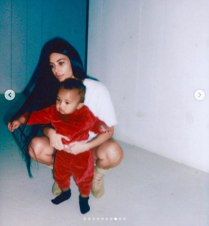 "¡Gracias por ser 
<b><a href="https://www.univision.com/entretenimiento/kardashian/los-kardashian-celebran-el-primer-ano-de-vida-de-saint-west" target="_blank">mi mejor amigo con los mejores abrazos</a></b>! ¡Te despertaste hoy y me prometiste que te acurrucarías conmigo hasta que tengas 10 años! Ja ja ja", agregó. 
<br>