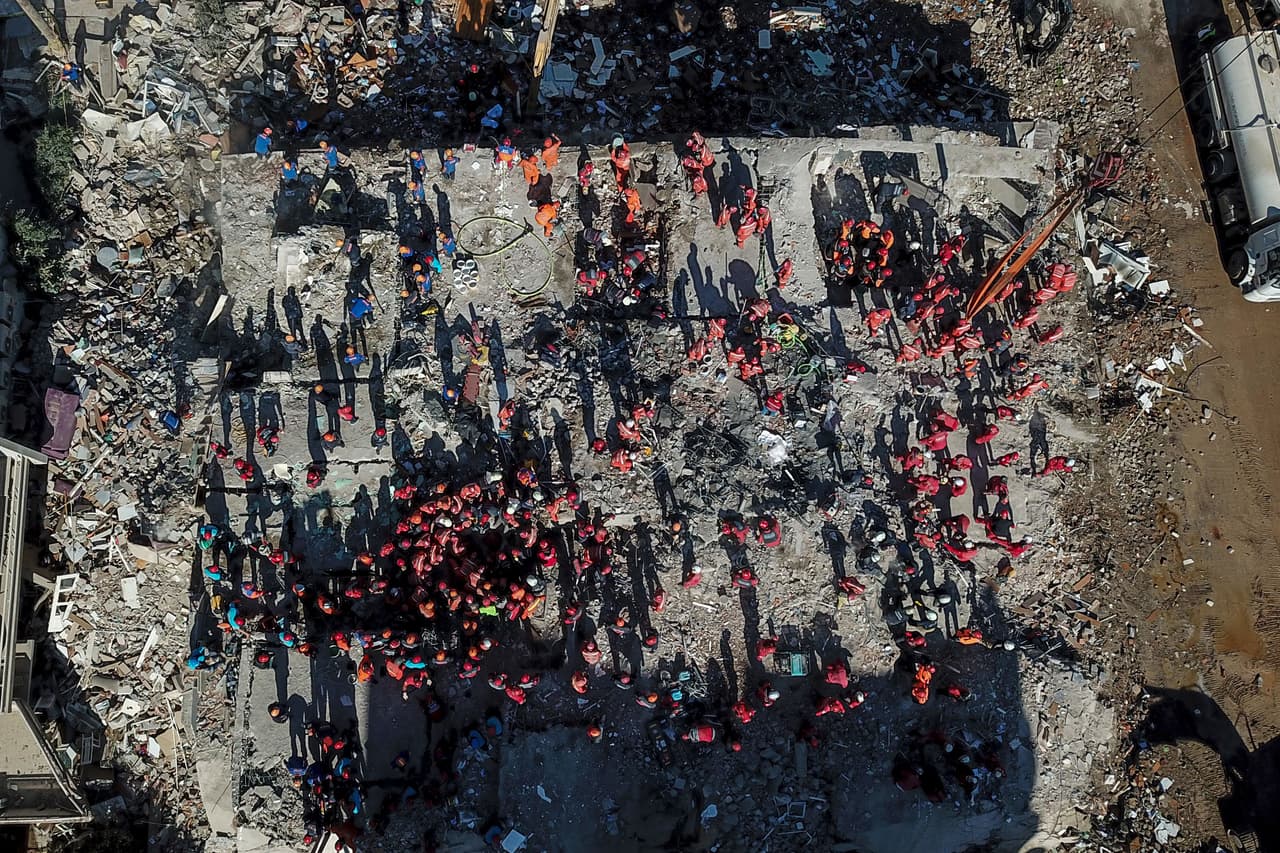 <b>Terremoto en Turquía y Grecia. </b>Rescatistas buscan sobrevivientes en los escombros de un edificio derrumbado en Izmir, Turquía.
<b> </b>Un sismo
<b> </b>de magnitud 7 azotó el mar Egeo y ocasionó
<a href="https://www.univision.com/noticias/mundo/fuerte-sismo-de-magnitud-preliminar-7-sacude-a-turquia-y-grecia"><u> la muerte de al menos 60 personas y dejó heridas a más de 900</u></a>. 1 de noviembre.
<br>