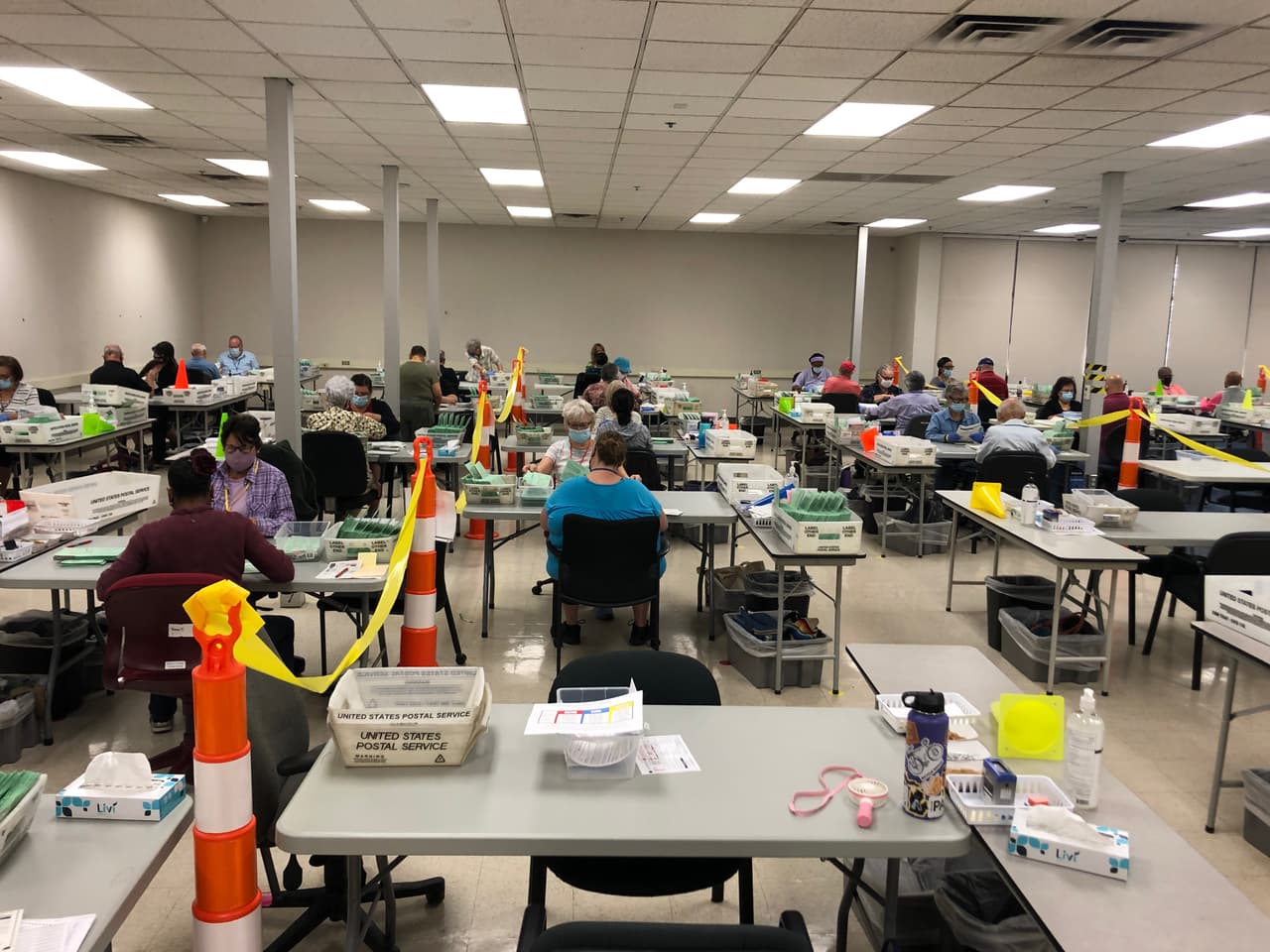 En estas instalaciones, con máximos controles de seguridad. se contabilizan los votos.Todos los empleados deben conservar la distancia y portar máscaras.