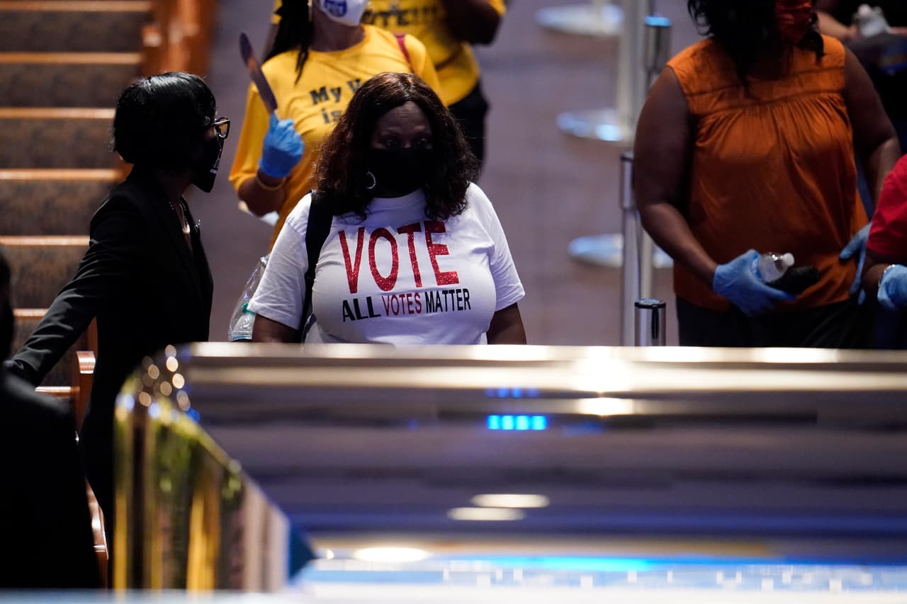 “Vota, todos los votos importan”, el mensaje en la camisa de una de las asistentes a la ceremonia fúnebre de George Floyd en la iglesia Fuente de Alabanza, de Houston, Texas. Floyd vivió en esa ciudad la mayor parte de su vida y allí será su último funeral público.