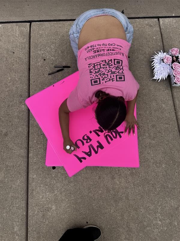 Cada día, sus seres queridos
<b> recorren las calles repartiendo volantes y colocando carteles en paredes y automóviles. </b>En la esquina donde murió, 
<b>Ashland y Cullerton, en Pilsen</b> se ha convertido en un altar improvisado que recuerda a quienes pasan por ahí lo que sucedió y la ausencia que dejó.
<br>
<br>En un globo rojo, firmado con un corazón, se lee: “Te amo con todo mi corazón, mi Marce. Te extrañaré y te llevaré conmigo siempre”.
