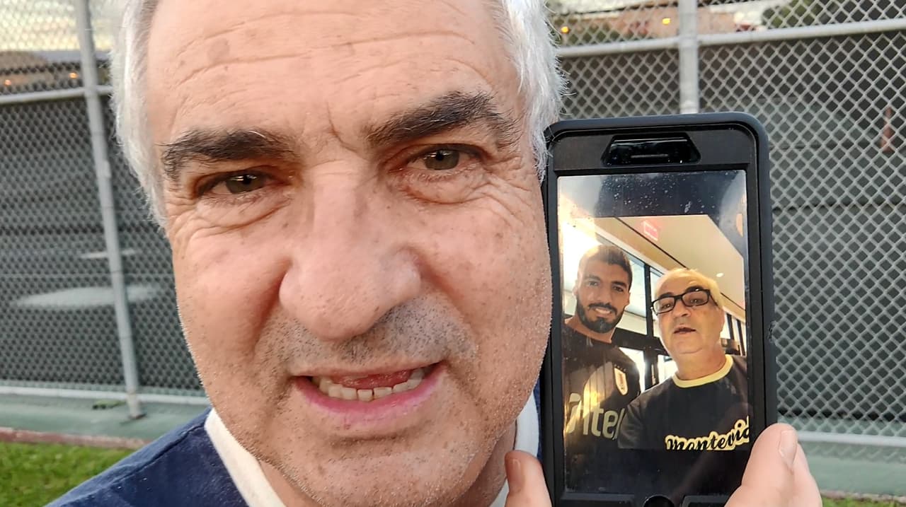 La difícil misión de tomarse una selfie con Luis Suárez en su primera práctica con Uruguay