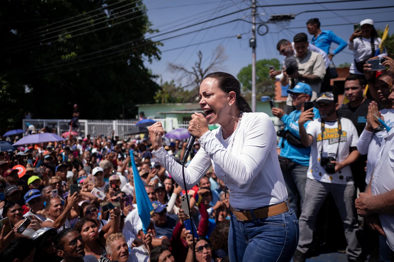 La líder opositora María Corina Machado en un acto de campaña en el estado Carabobo el 13 de marzo de 2024. "Libertad, libertad, libertad", gritó la masa que la acompañó ese día.