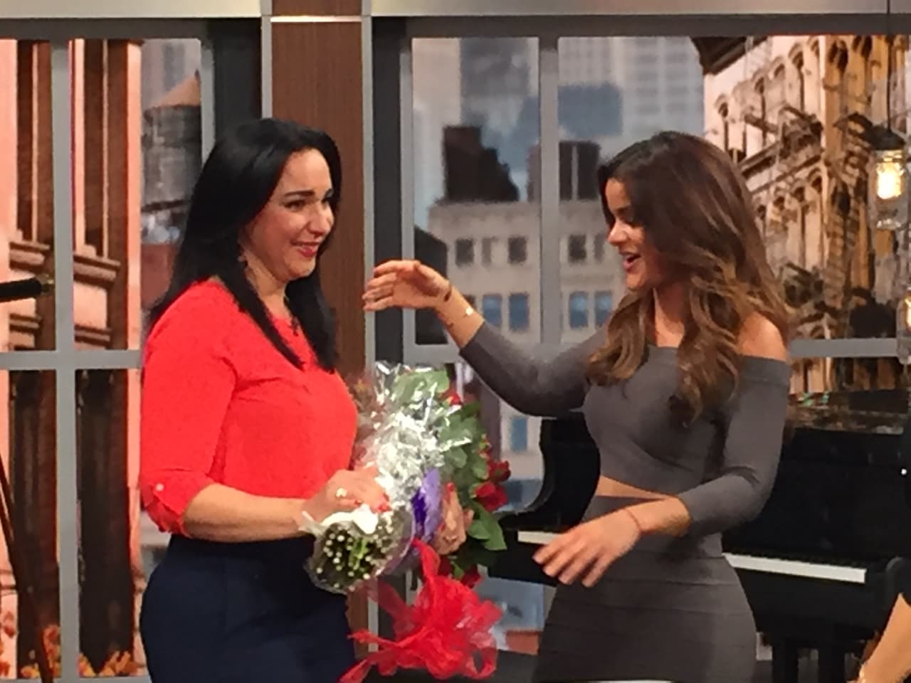 Con un enorme ramo de rosas, la mamá de Clarissa festejó con ella.