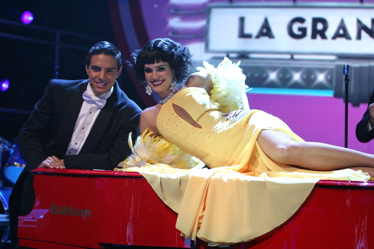 Cada celebridad tiene un bailarín quien también tiene un traje especial. | Vadhir Derbez y Scarlet Ortiz, Mira Quién Baila 2010.