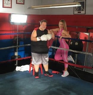 Raúl de Molina se preparó para su gran batalla en el ring del boxeo contra Carlitos el Productor. Y su entrenadora Ximena Cordoba estuvo allí apoyándolo todo el tiempo.