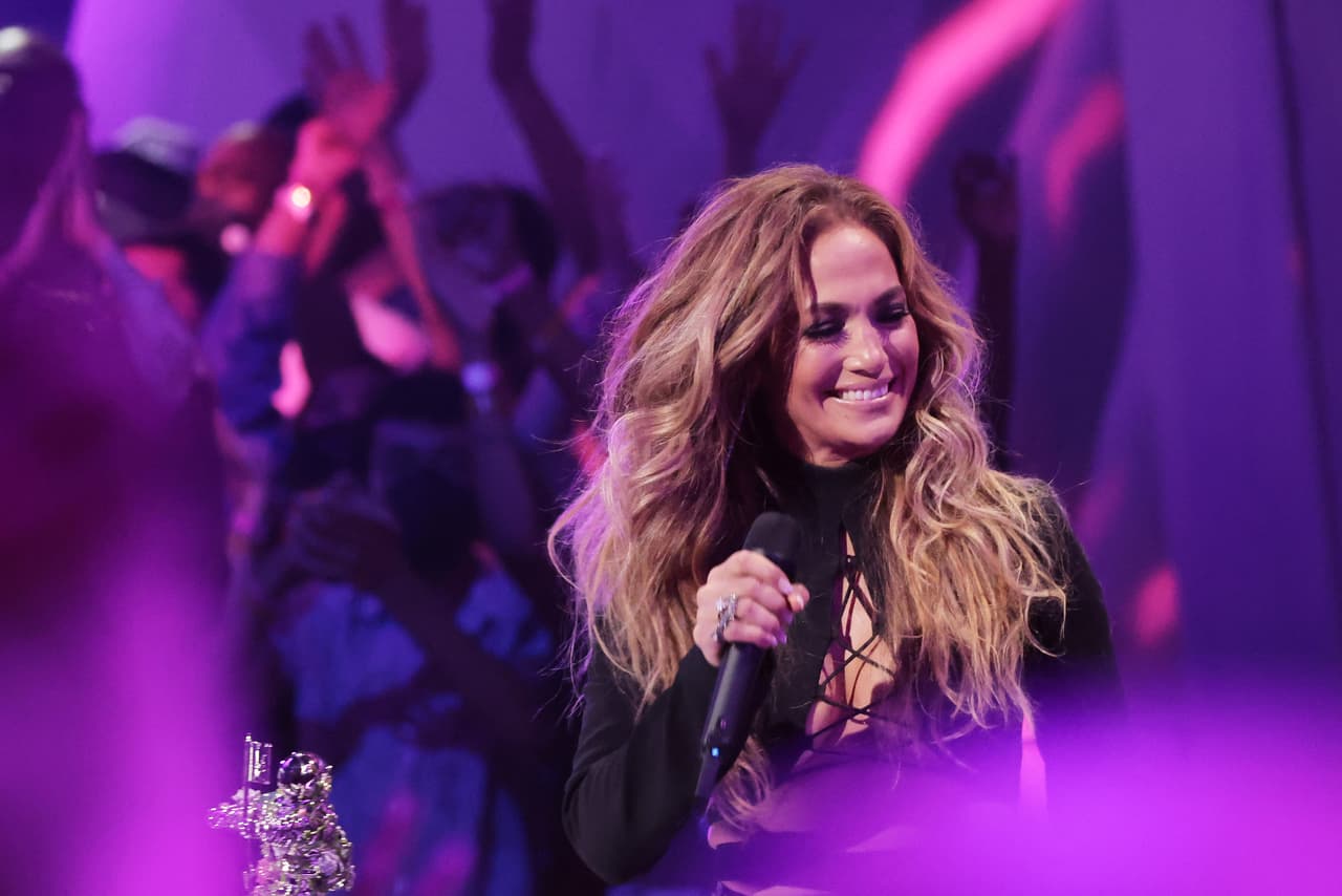 <b><a href="https://www.univision.com/famosos/jennifer-lopez-y-sus-looks-de-pelicula-video" target="_blank">El 'look' de JLo</a></b> resaltó gracias a otros detalles como dejarse la melena suelta. 
<br>