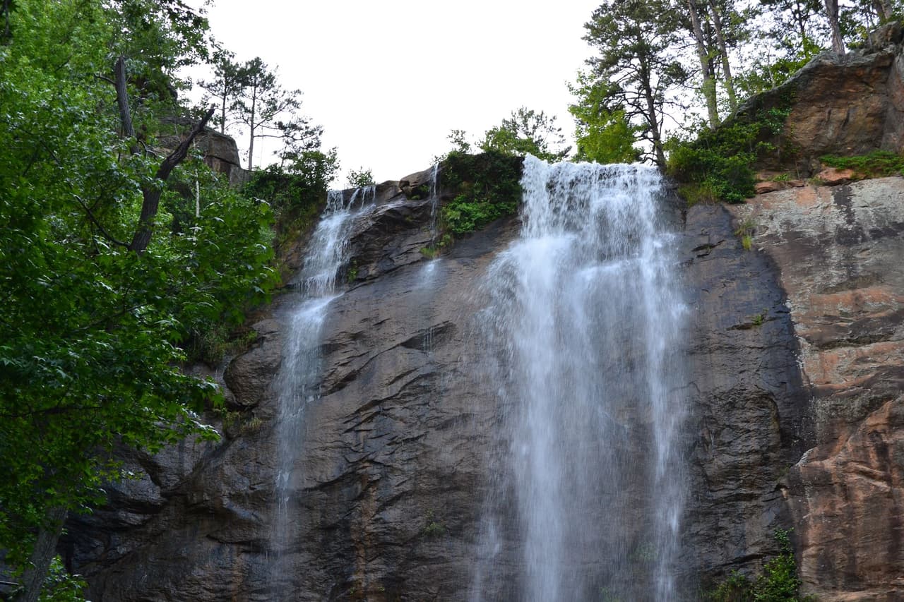 Aunque están en propiedad privada de la universidad, las cataratas pueden ser visitadas por el público. Los adultos pagan 1 dólar, mientras que los menores de 10 años y los mayores de 65 años pagan 50 centavos. El horario es de 10:00 am a 4:00 pm de lunes a viernes y de 12:00 p.m. a 4:00 p.m. los sábados y domingos.