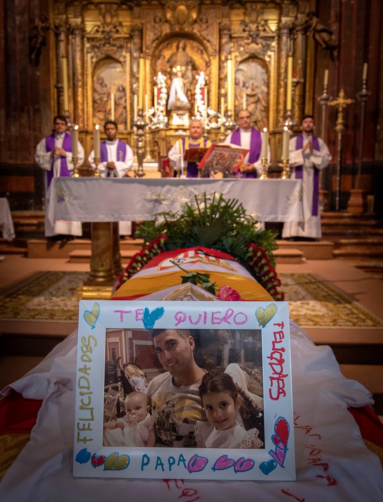 Miles de personas acudieron a las calles de Sevilla a despedir a José Antonio 'La Perla' Reyes, símbolo del Sevilla Club de Fútbol, exitoso con el Arsenal y Atlético de Madrid. El futbolista de 35 años, quien estaba ligado al Extremadura de la Segunda División, murió en un accidente de tránsito al circular a alta velocidad el sábado pasado. Este fue el modo en el que despidieron al sevillano, entre lágrimas y palmas.