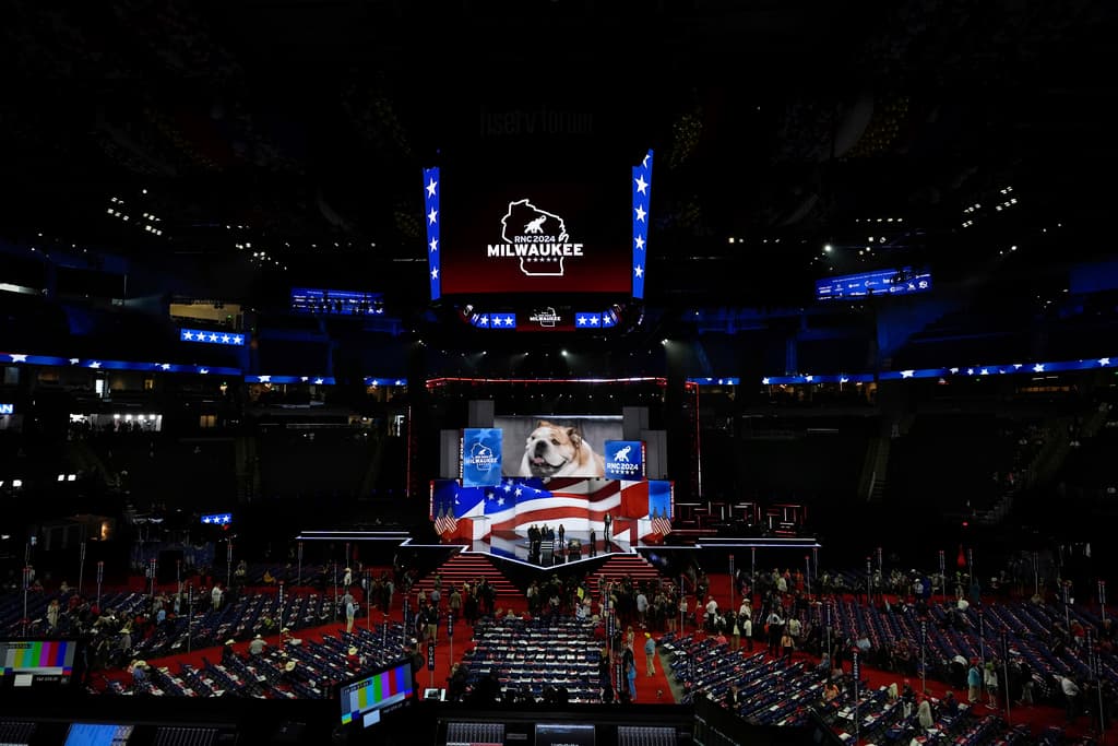 <b>'Babydog', de 27 kilos, robó cámara y audiencia en la Convención Nacional Republicana. </b>La mascota del Gobernador Justice fue ovacionada entre los republicanos que gritaban: “¡Babydog! ¡Babydog! ¡Babydog!”.