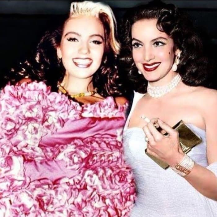 En ocasiones recuerda su juventud y las amigas que le hubiera gustado tener. Aquí bromea con una imagen de María Félix presumiendo que van de fiesta.