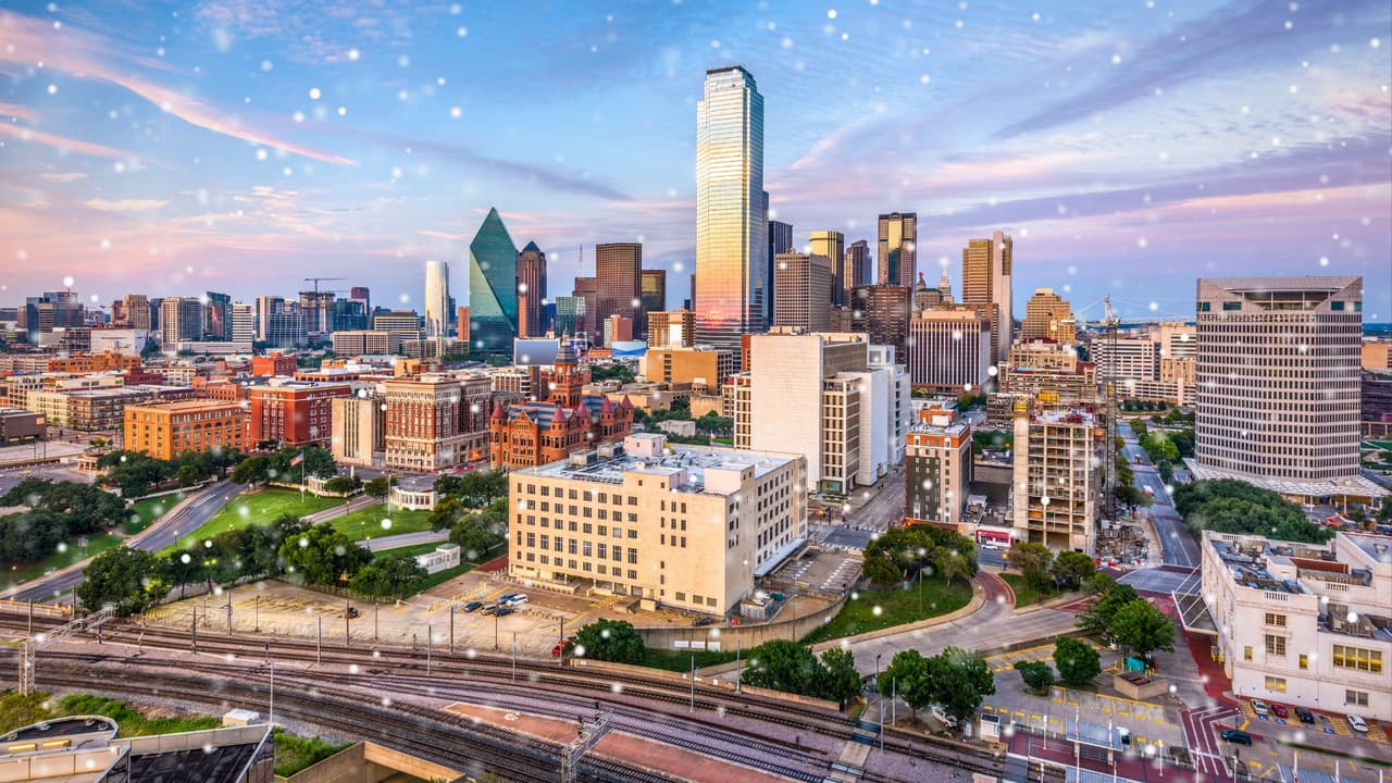 La mañana del miércoles sorprendió a los habitantes del norte de Texas con leves copos de nieve, 
<b>resultado de un fenómeno poco común en la región: el efecto lago</b>. Aunque en Nueva York y Chicago suele desatar tormentas intensas, en Texas dejó solo un ligero pero llamativo espectáculo invernal.