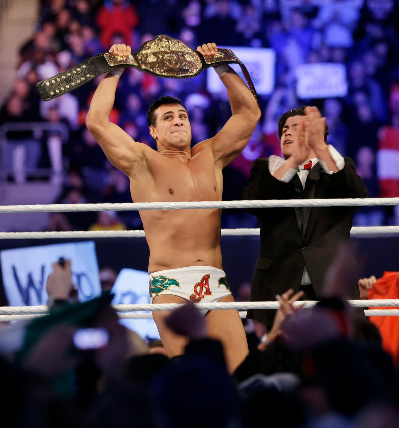 Fue así como toma la decisión de unirse a su padre y convertirse en luchador profesional de la AAA. Hizo su debut en el ring con el nombre de ’Dos Caras Jr’.