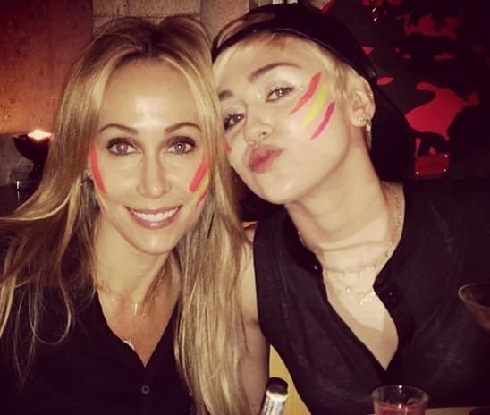 La revista Life & Style reportó que Trish Cyrus, madre de la cantante, estaba preocupada por el comportamiento de su hija.