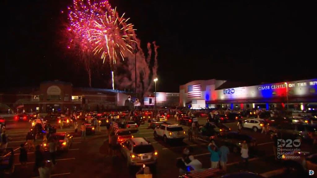 Fuegos artificiales explotan sobre el Centro Chase. Biden pudo recibir el aplauso en directo de cientos de seguidores que lo esperaban en el estacionamiento del lugar.