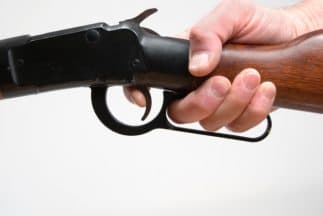 Arrestan a hombre por llevar rifle a centro médico de Hialeah