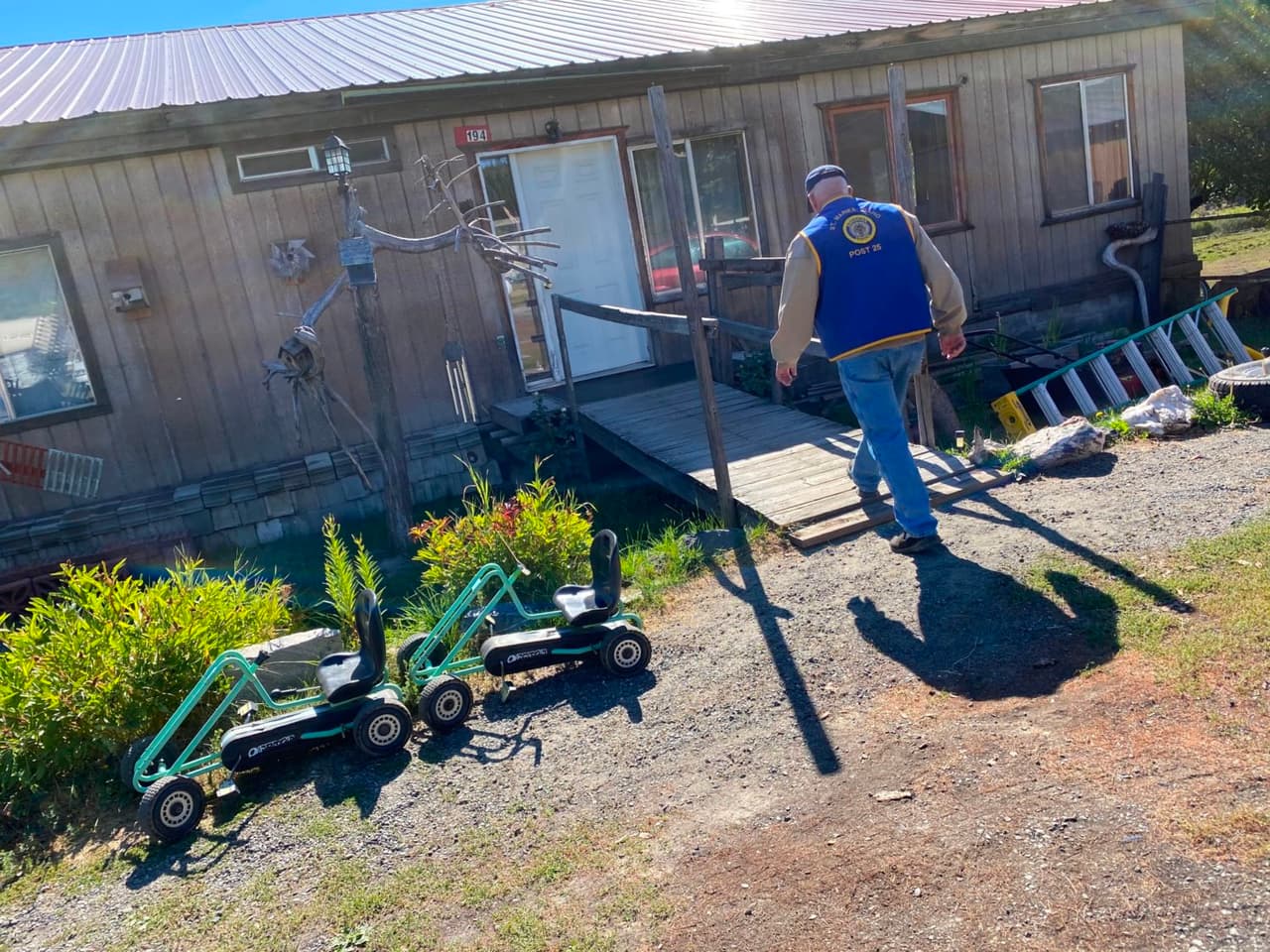 Cuando la ayuda está a horas de distancia: cómo las comunidades se las arreglan por su cuenta para aminorar los suicidios