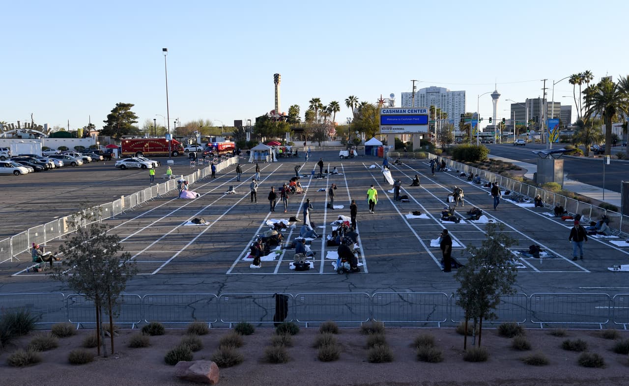 <a href="https://www.reviewjournal.com/local/local-las-vegas/cashman-center-lot-opens-as-temporary-homeless-shelter-1993691/" target="_blank">Medios locales</a> cuentan que la instalación del "refugio" fue hecha con voluntarios que, en un principio, colocaron alfombras en el suelo. Pero luego pensaron que la desinfección de una alfombra puede ser complicada, por lo que la removieron.
<br>