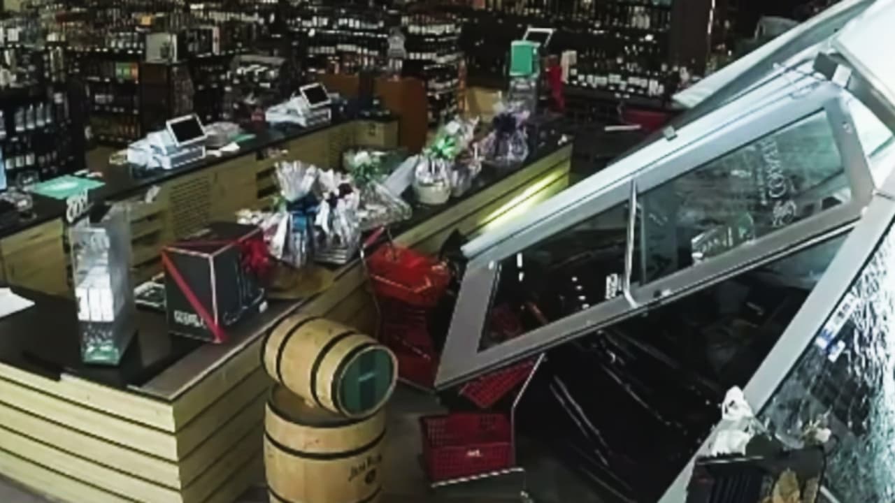 Un Tesla se estrella contra una licorería en Doral y deja pérdidas por $50,000: todo quedó en video