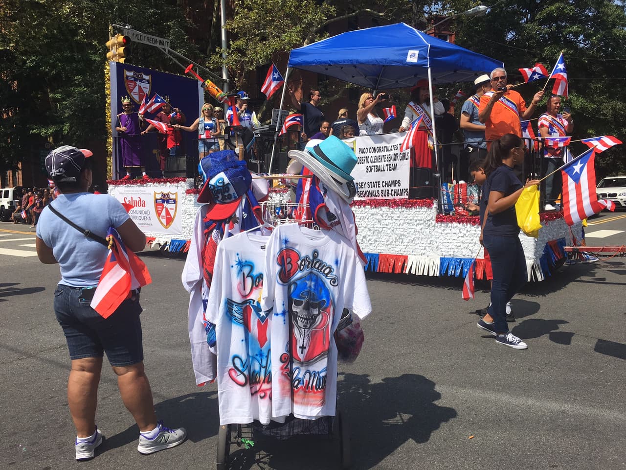 "Viene, boricua", se aclamaba desde una de las carrozas que animaba al público.
