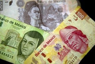Contrario a lo que podría pensarse la economía mexicana irá en ascenso y el peso se fortalecerá frente al dólar, sobre todo después que se revisen ciertos tratados de colaboración entre Estados Unidos y México que estuvieron en peligro y van a ser renegociados, para beneficio del país.