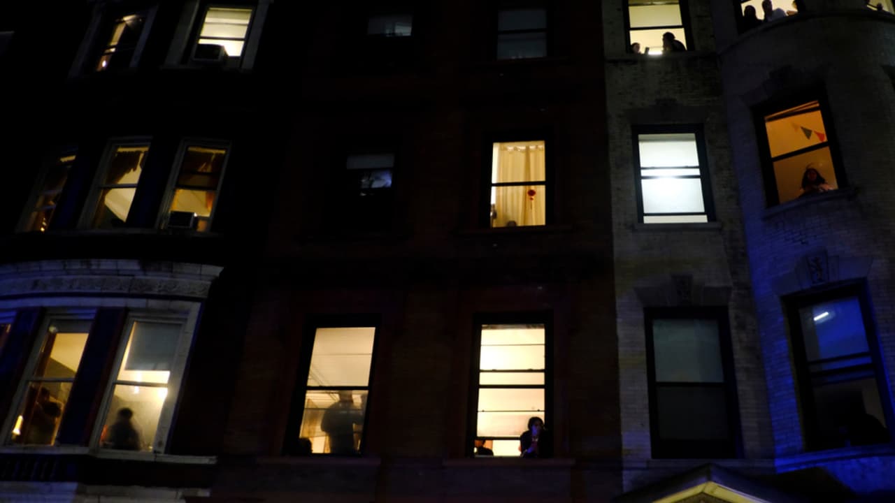 Desde las ventanas, algunos neoyorquinos podían observar la enorme presencia policial en el campus de la Universidad de Columbia.