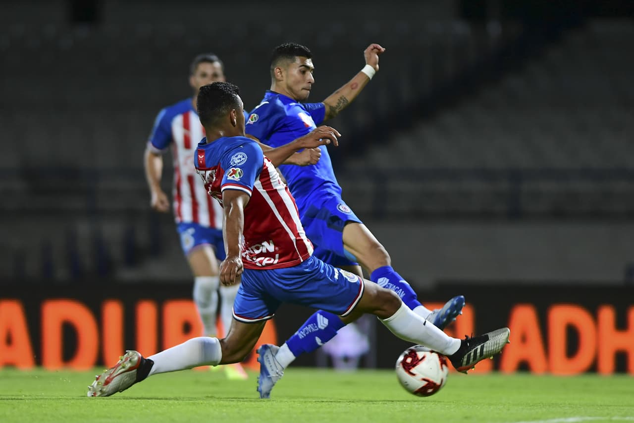 En una descolgada, Elías Hernández se queda a centímetros de abrir el marcador en Ciudad Universitaria.