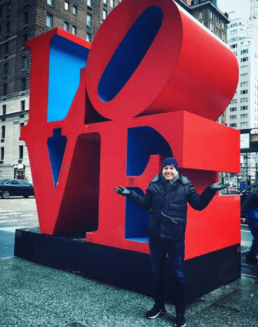 Desafiando el frío, Carlitos Calderón salió en busca del amor por las calles de Nueva York y esto fue lo que encontró.